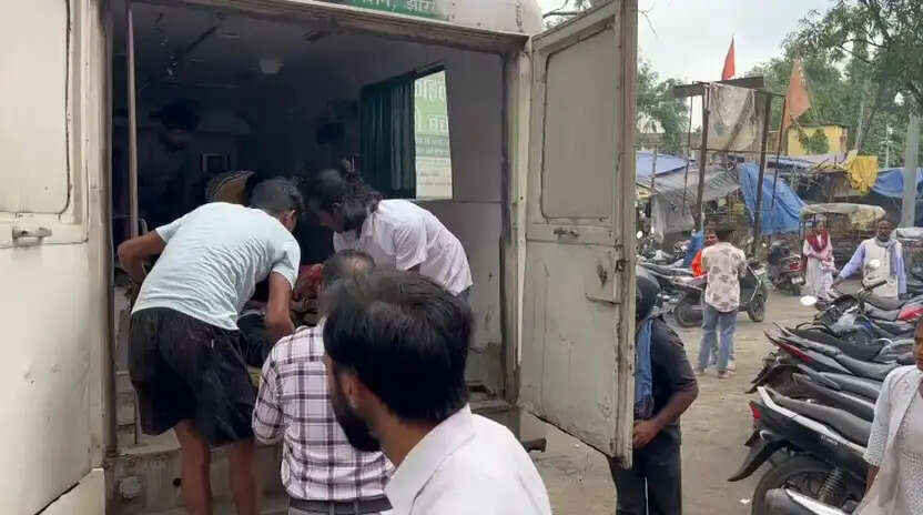 सड़क हादसे में दाे युवकाें की माैत, तीन गंभीर