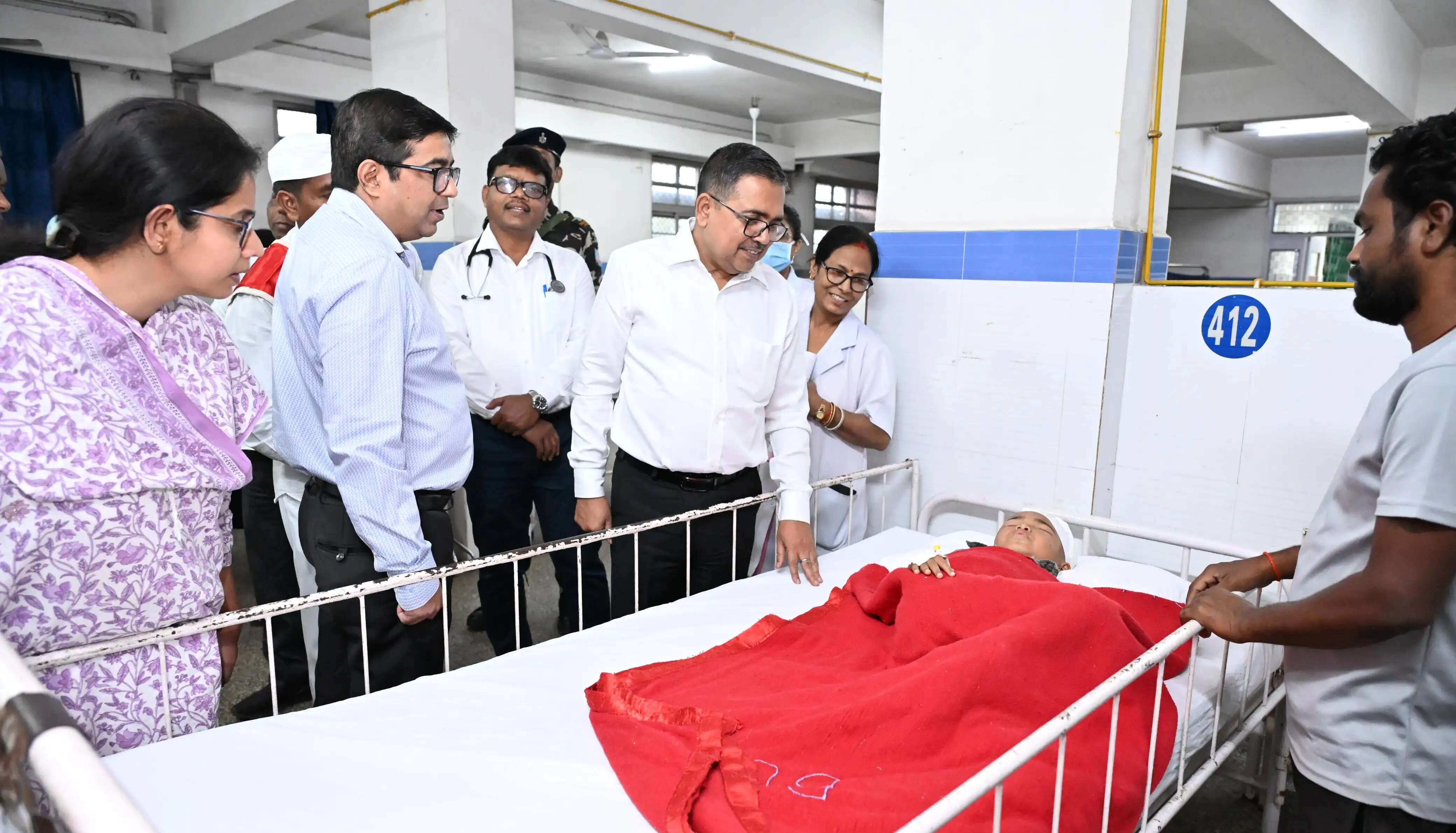 स्कूल बस और हाईवा की टक्कर में दर्जनों बच्चे घायल