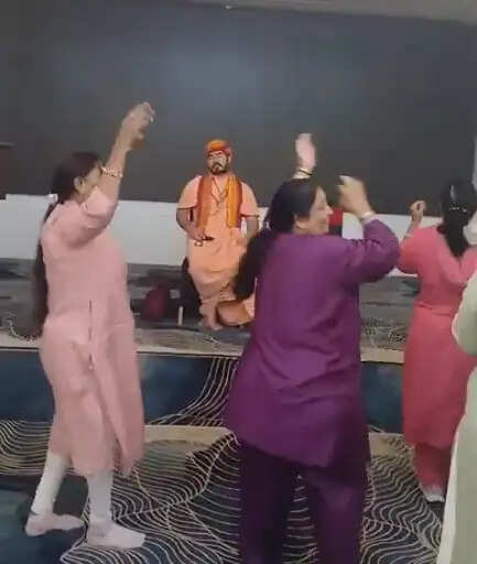 दुबई में फंसे जोधपुर के श्रद्धालुओं का होली गीतों से संतों ने बंधाया ढाढस