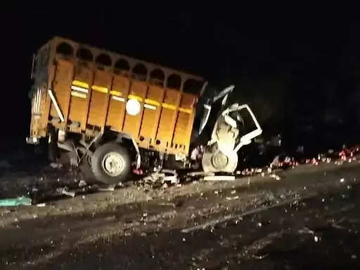 कार और पिकअप ट्रोले की टक्कर में दोनों चालकों की मौत