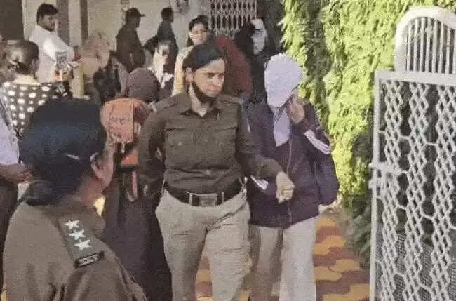 शाजापुरः किराए के मकान में चल रहे कॉल सेंटर पर पुलिस का छापा, 13 युवतियों समेत 19 गिरफ्तार