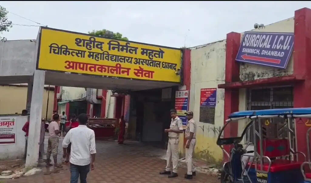 अनियंत्रित केटीएम बाइक खड़े वाहन से टकराई, युवक की मौत