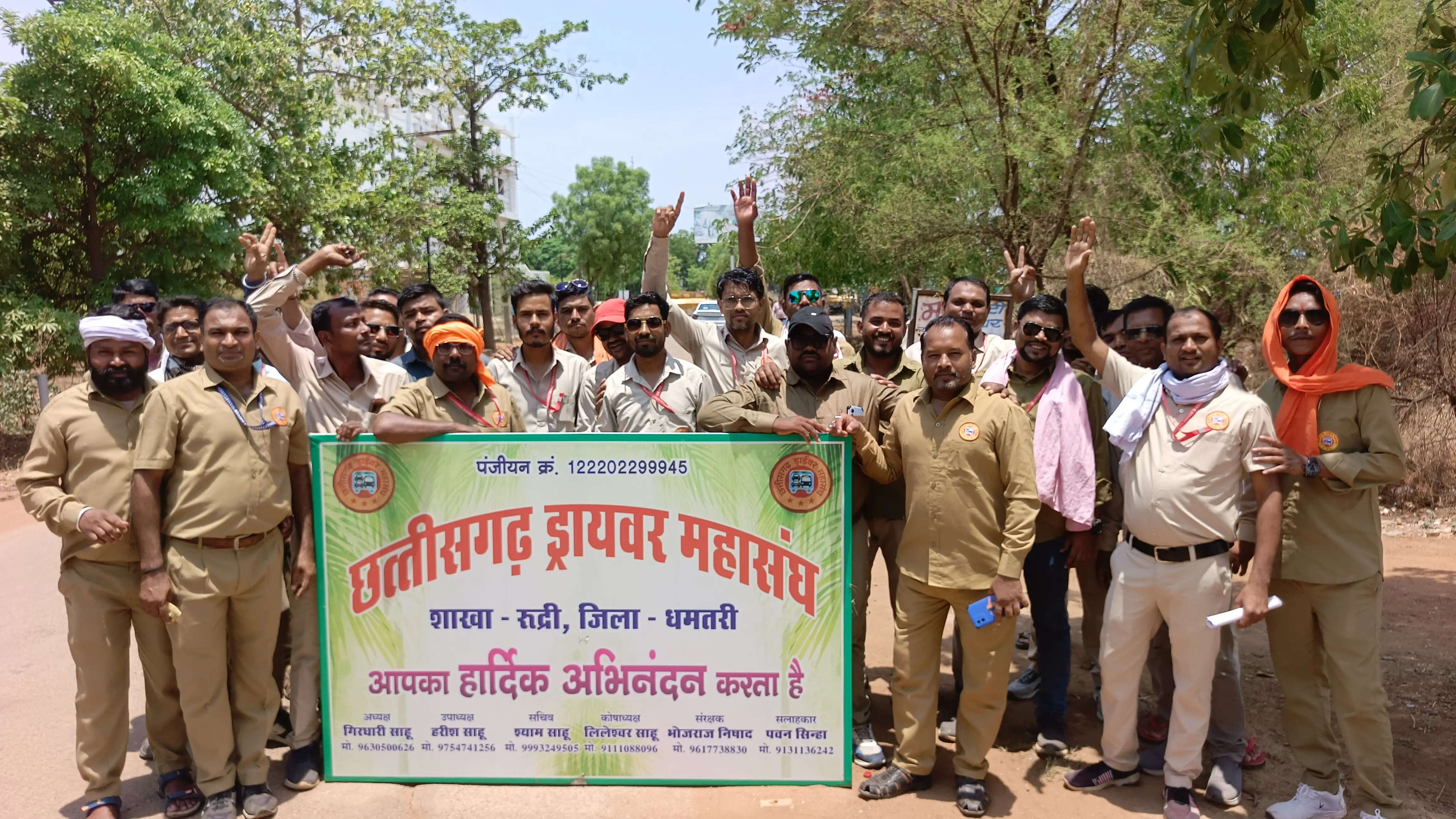 रुद्री टैक्सी स्टैंड बचाने सड़कों पर उतरे चालक, कलेक्ट्रेट पहुंचकर सौंपा ज्ञापन