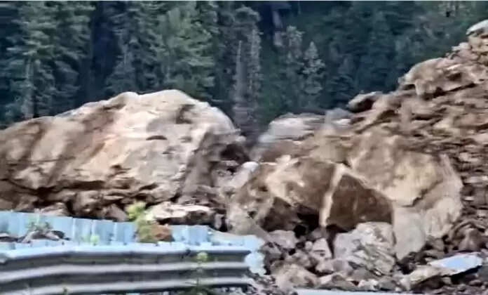 मुगल रोड पर पीर की गली के पास भारी भूस्खलन के बाद यातायात स्थगित