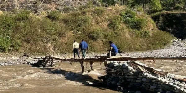 श्रमदान कर ग्रामीणों ने पिंडर नदी में बनाया लकड़ी का कच्चा पुल, आवाजाही शुरू