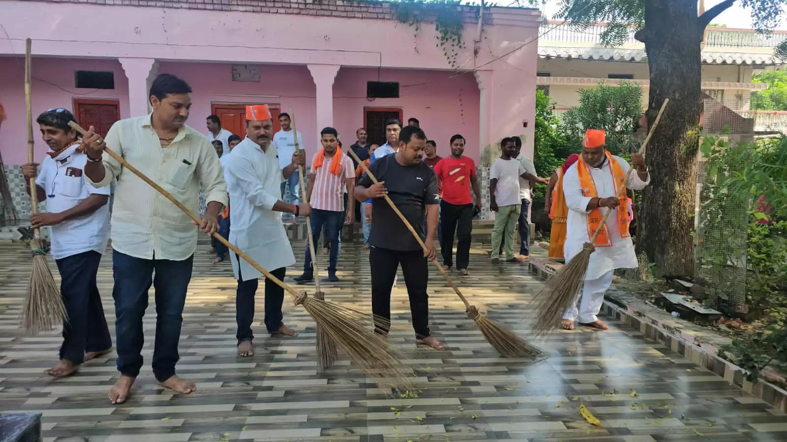 स्वच्छता पखवाड़ा में भाजपा नेताओं ने पिण्डरा रामजानकी मंदिर परिसर में किया श्रमदान