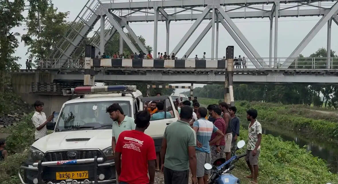 पिपरा में रेलवे पटरी किनारे मिला किशोर का शव, परिजनों ने लगाया हत्या का आरोप