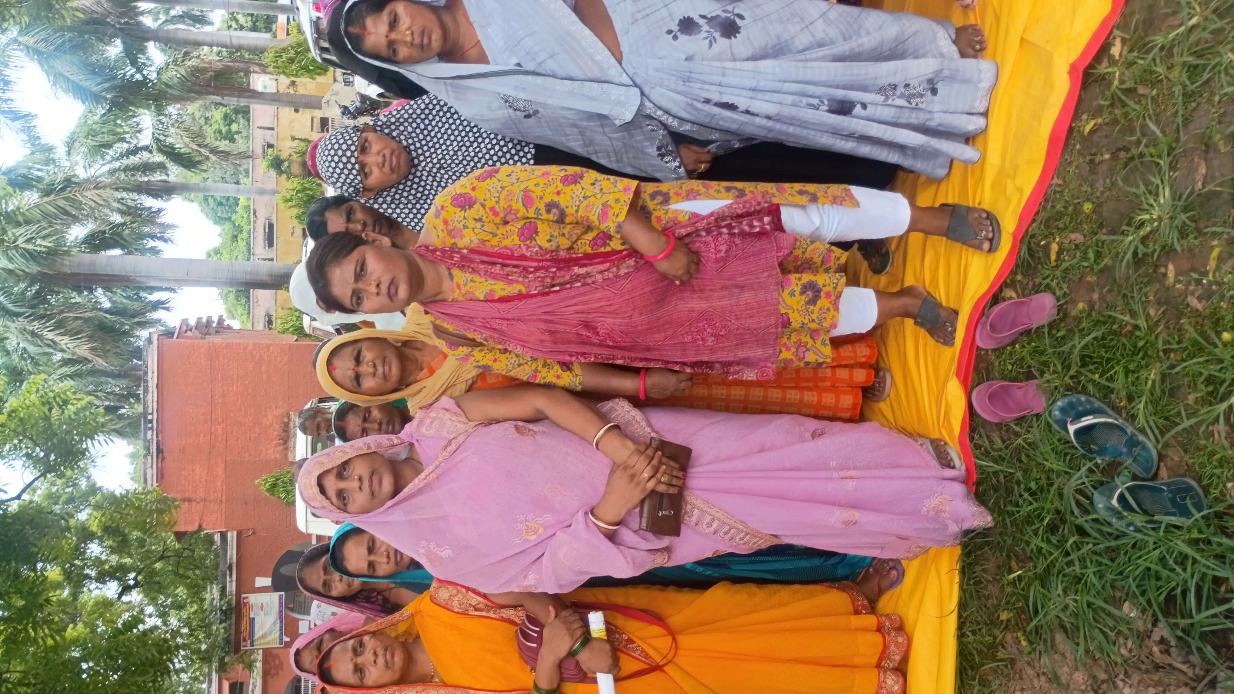 देवरिया: सामुदायिक शौचालय के केयरटेकरों ने डीबीटी से मानदेय भुगतान की मांग को लेकर किया प्रदर्शन