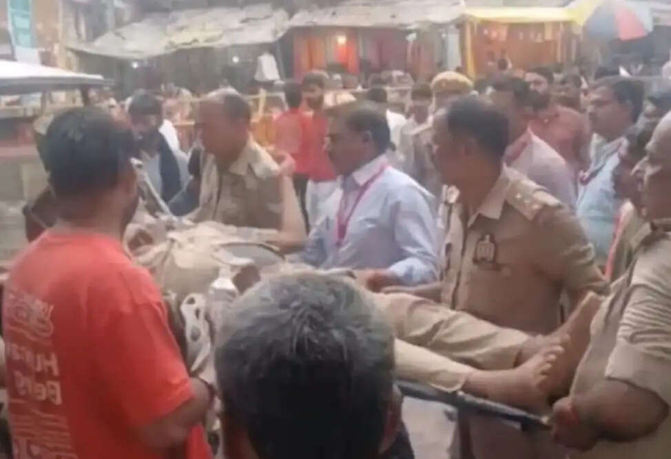 विंध्यवासिनी धाम में नवरात्र ड्यूटी कर रहे दरोगा की बिगड़ी तबीयत, अस्पताल में भर्ती