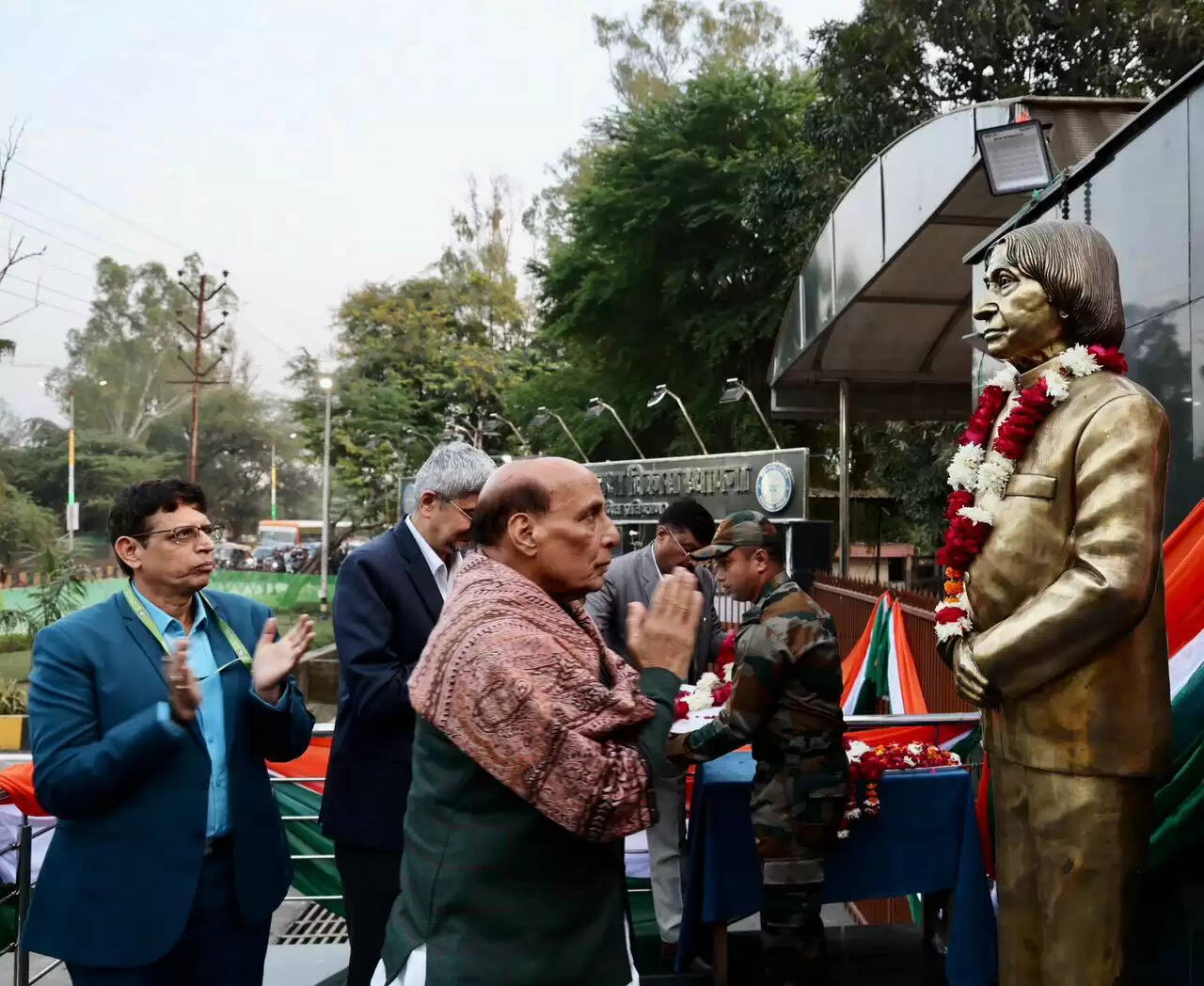 राजनाथ सिंह ने डीएमएसआरडीई में सैन्य उत्पादों की समीक्षा की