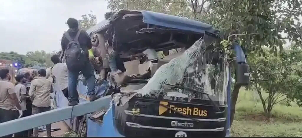तेलंगाना में छड़ लदे कंटेनर से बस टकराई, 5 की मौत, 20 घायल