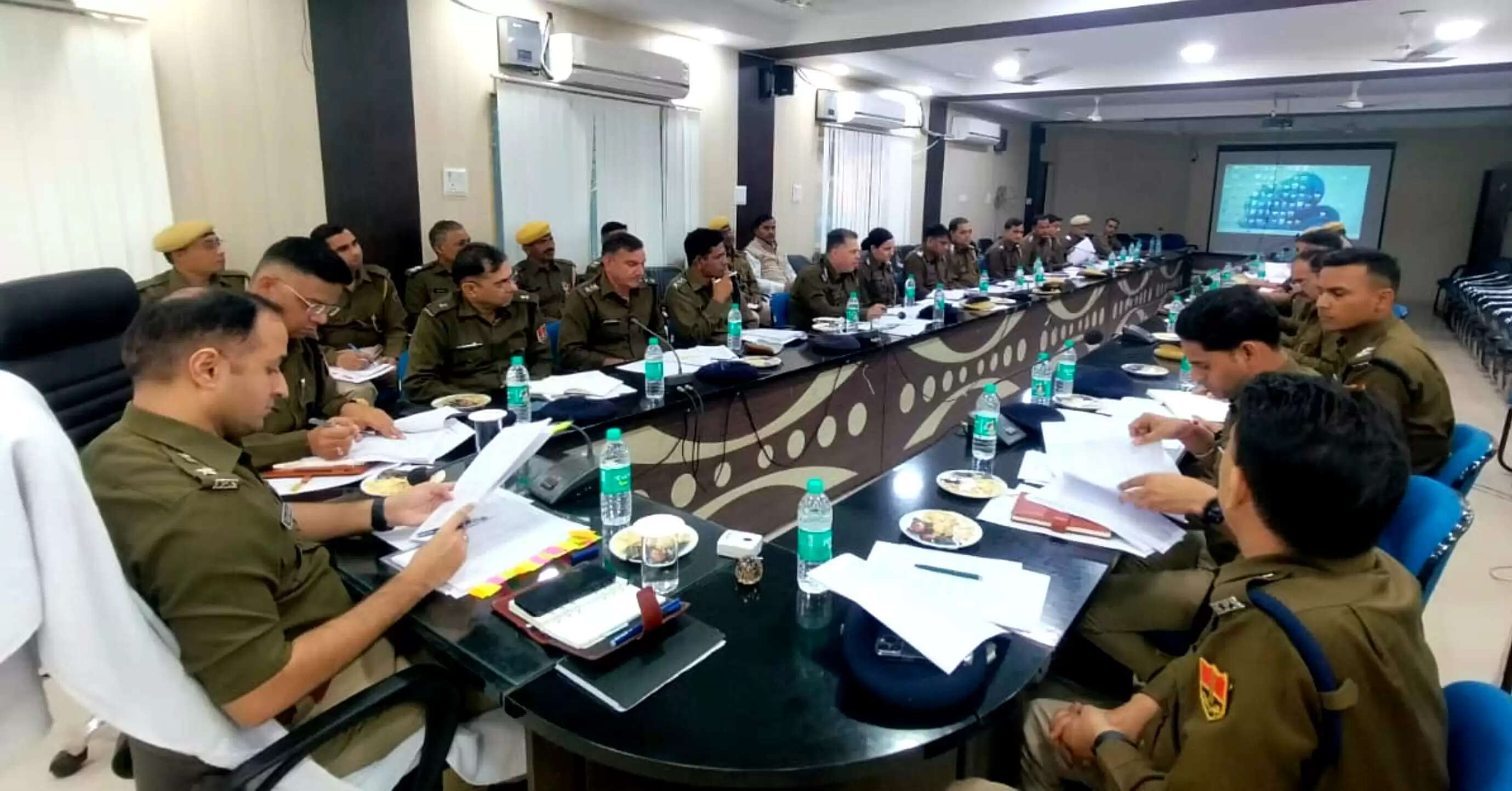 लंबित प्रकरणों के निस्तारण एवं वांछित अपराधियों की गिरफ्तारी के निर्देश