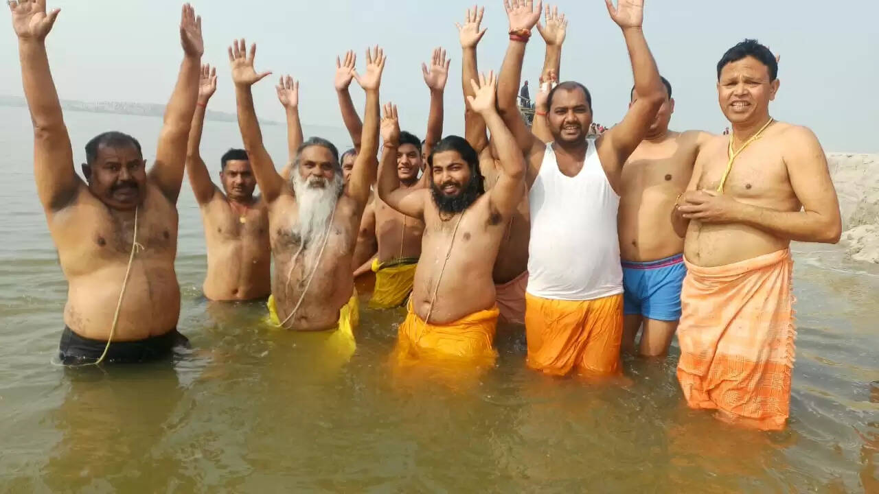 मौनी अमावस्या पर सारण के संगम तट पर श्रद्धालुओं ने लगाई आस्था की डुबकी