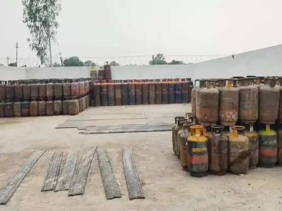 सोनीपत: गैस एजेंसी पर छापा, 400 सिलेंडर जब्त