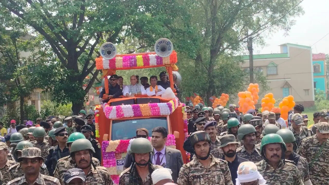 रक्षा मंत्री राजनाथ सिंह ने गोघाट में किया रोड शो