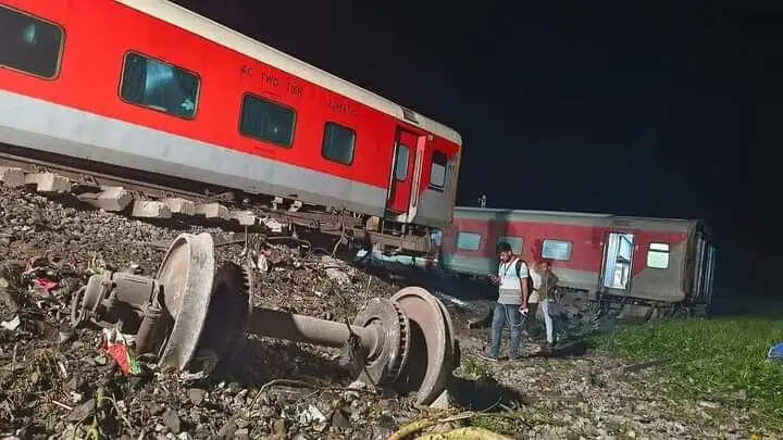 नॉर्थ ईस्ट एक्सप्रेस हादसा : 15 ट्रेनें रद्द, पटना-डीडीयू रेलखंड के अन्य सभी ट्रेनों का मार्ग परिवर्तन
