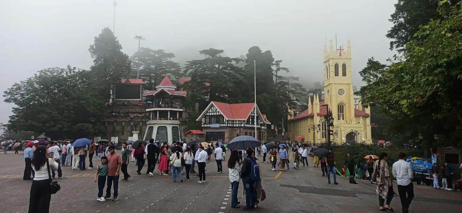 हिमाचल में रेड अलर्ट के बीच बारिश जारी, कई जिलों में स्कूल बंद, भूस्खलन से सड़कें और एनएच प्रभावित