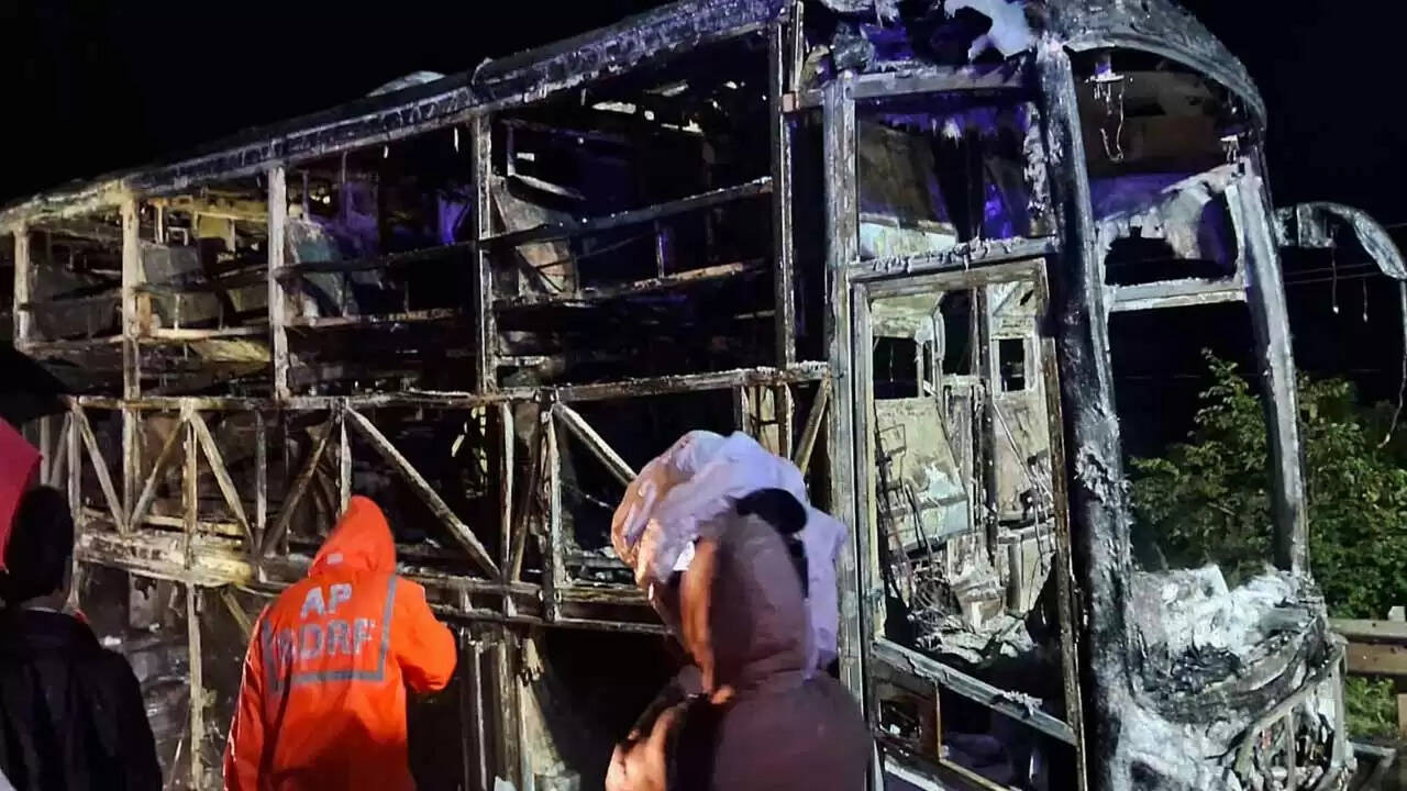(अपडेट) कुरनूल में चलती बस में लगी आग, 20 की माैत व 13 झुलसे