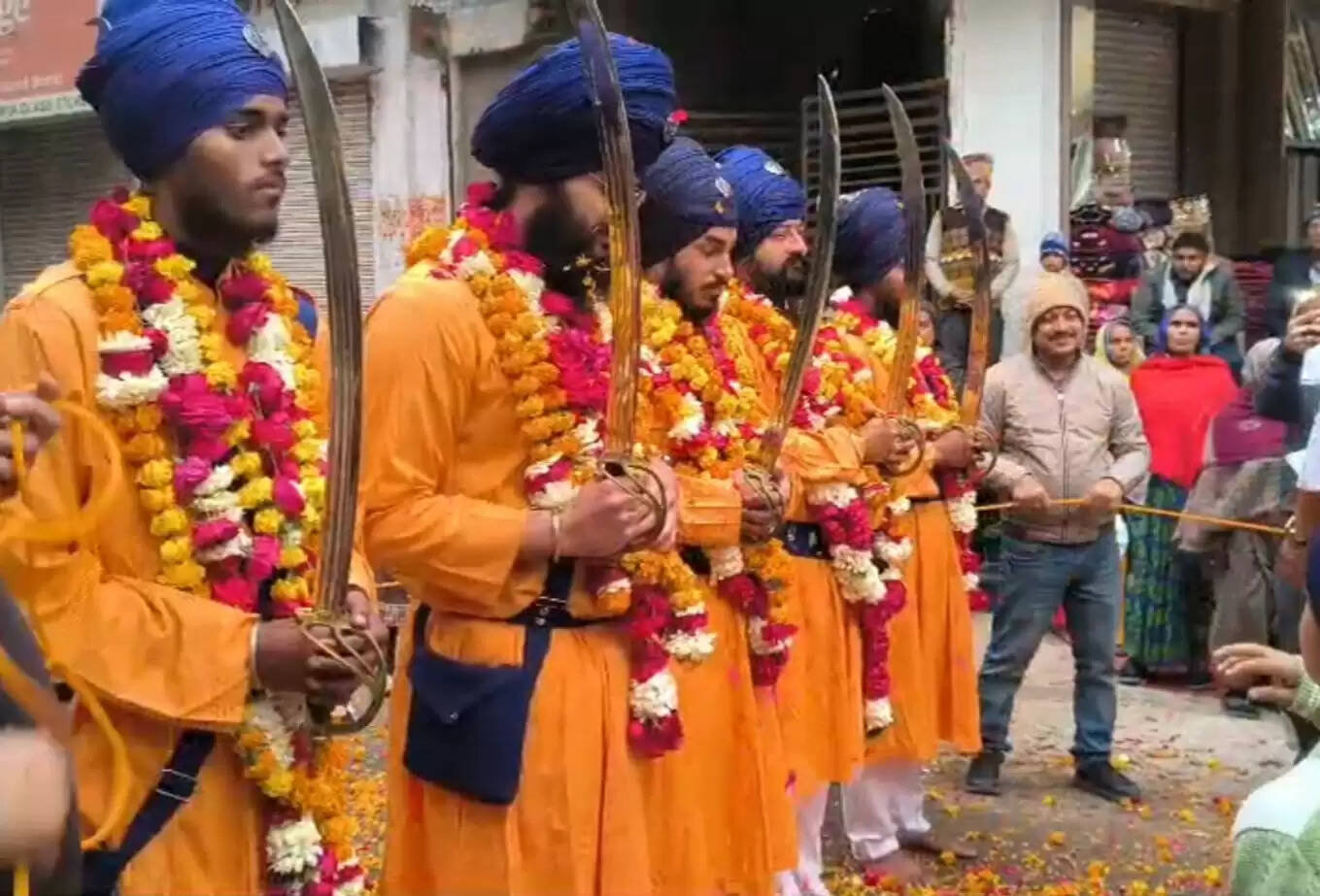 गुरु गोविंद सिंह जी के प्रकाश पर्व पर भव्य शोभायात्रा का आयोजन, लोगों ने छका लंगर
