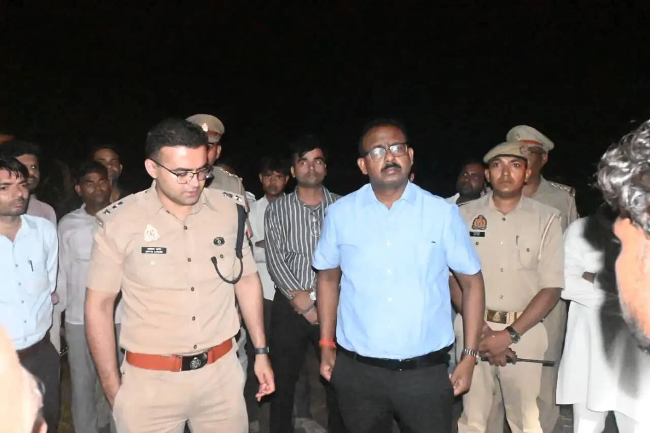 आंधी से नीम का पेड़ ई - रिक्शा पर गिरा, पांच लोगों की मौत
