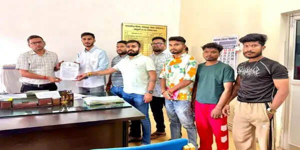 श्रीगणेश प्रतिमा विसर्जन स्थल पर व्यवस्थाओं को लेकर पार्षद ने आयुक्त को सौंपा ज्ञापन