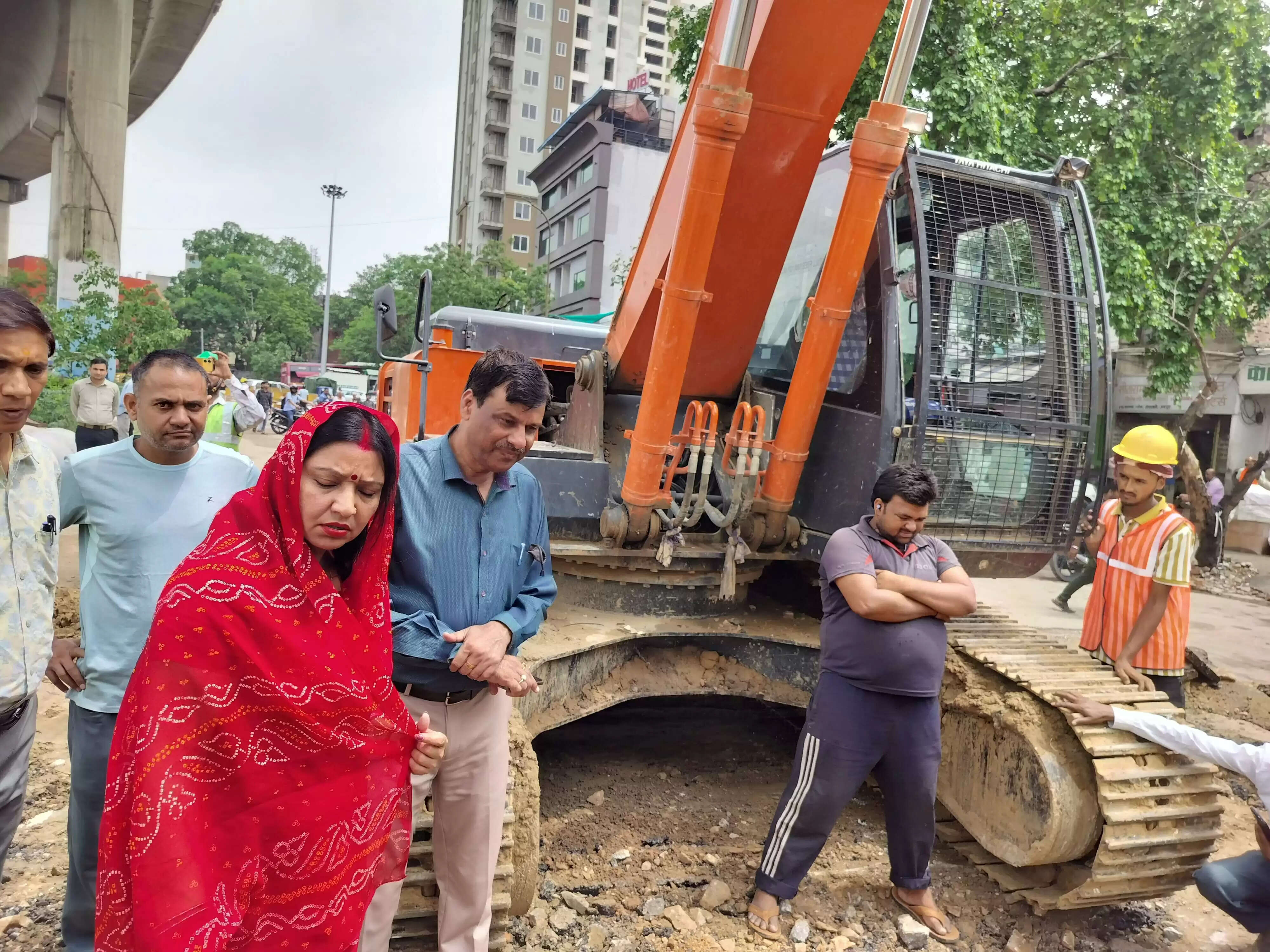 हसनपुरा पुलिया के पास नई सीवर लाइन निर्माण कार्य के महापौर ने किया निरीक्षण