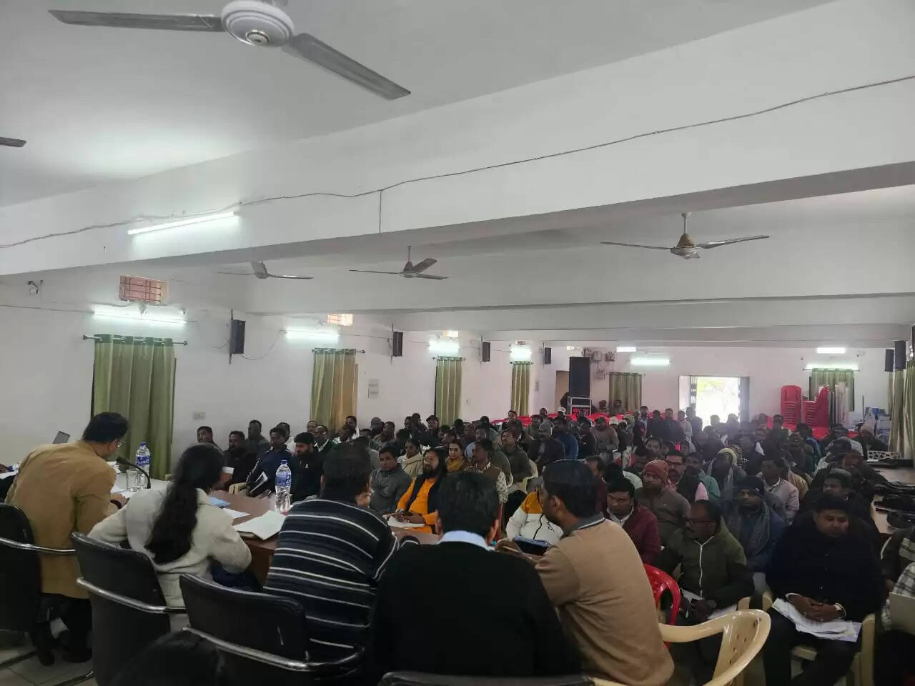 अंबिकापुर : जिला पंचायत सीईओ ने ली सचिवों की बैठक, योजनाओं के समयबद्ध और गुणवत्तापूर्ण क्रियान्वयन के निर्देश