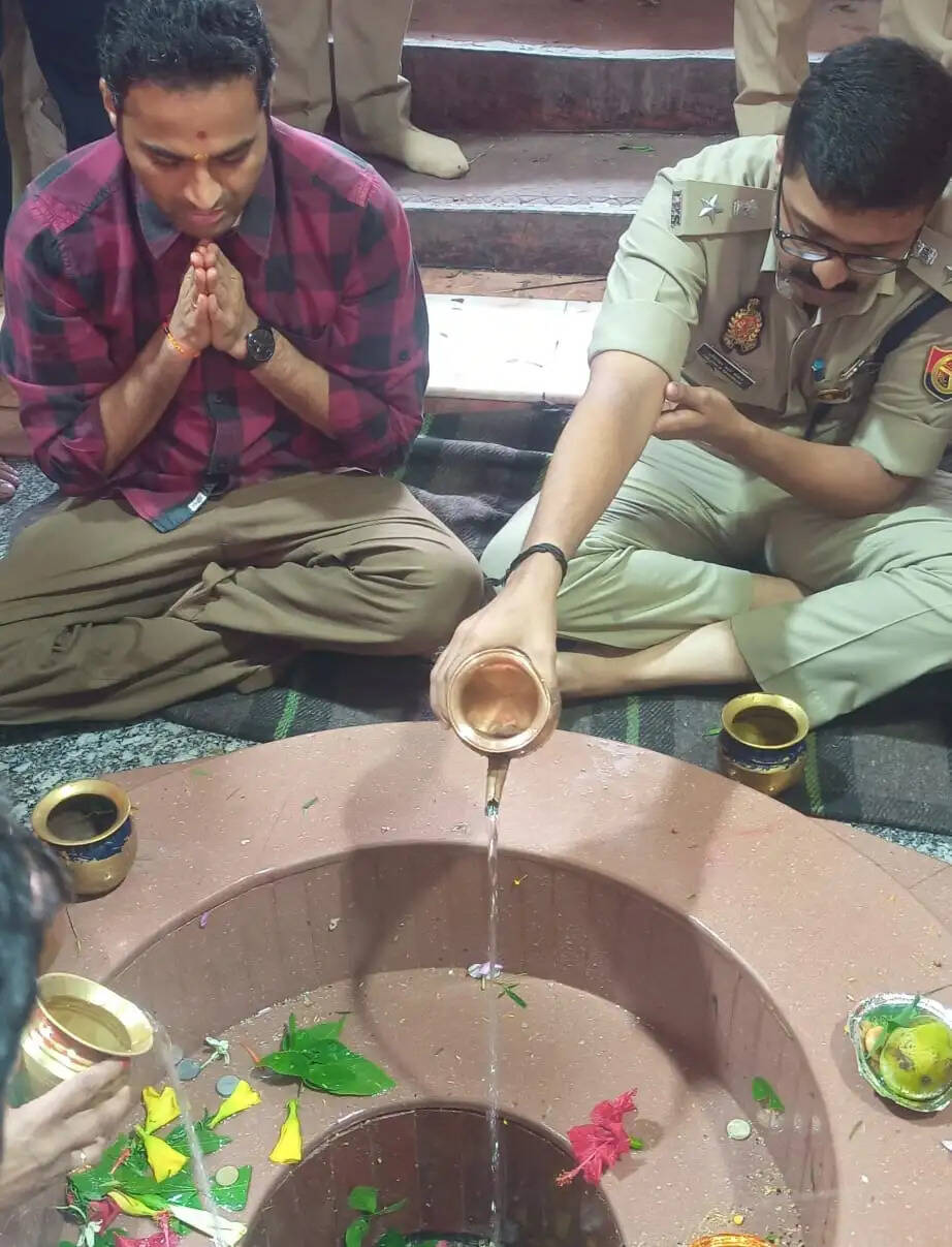 देवरिया : डीएम-एसपी ने बाबा दुग्धेश्वर नाथ मंदिर में जलाभिषेक किया