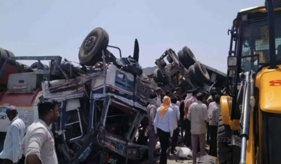 पेट्रोल-डीजल से भरे टैंकर और दो ट्रेलरों की भिड़ंत, तीन चालक गंभीर घायल