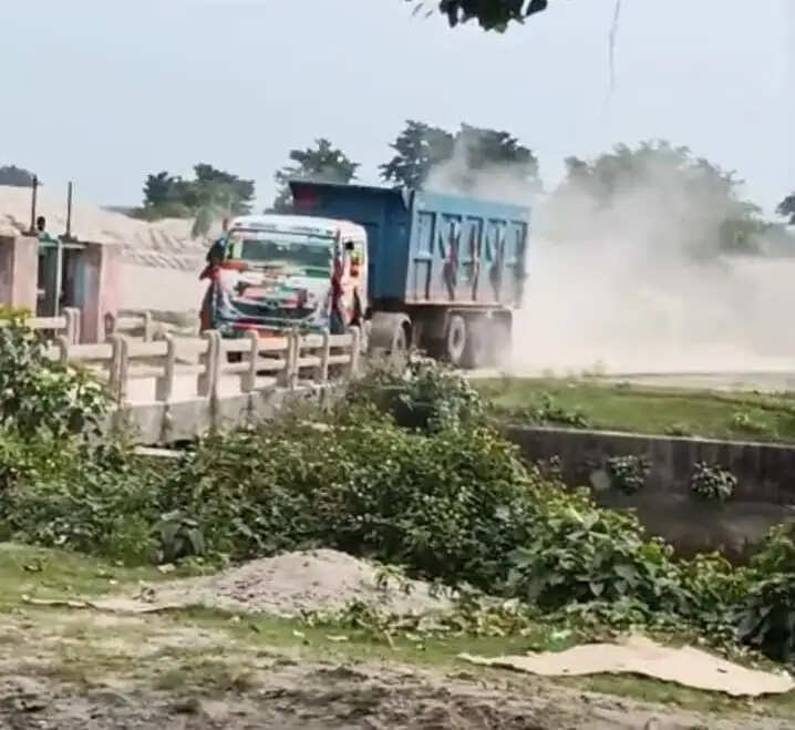 कोसी-मेची परियोजना के नहर निर्माण से उड़ रही धूल, ग्रामीणों के स्वास्थ्य पर खतरा
