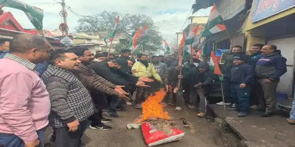 कांग्रेस कार्यकर्ताओं ने निष्कासित विधायक चैतन्य शर्मा का पुतला फूंका