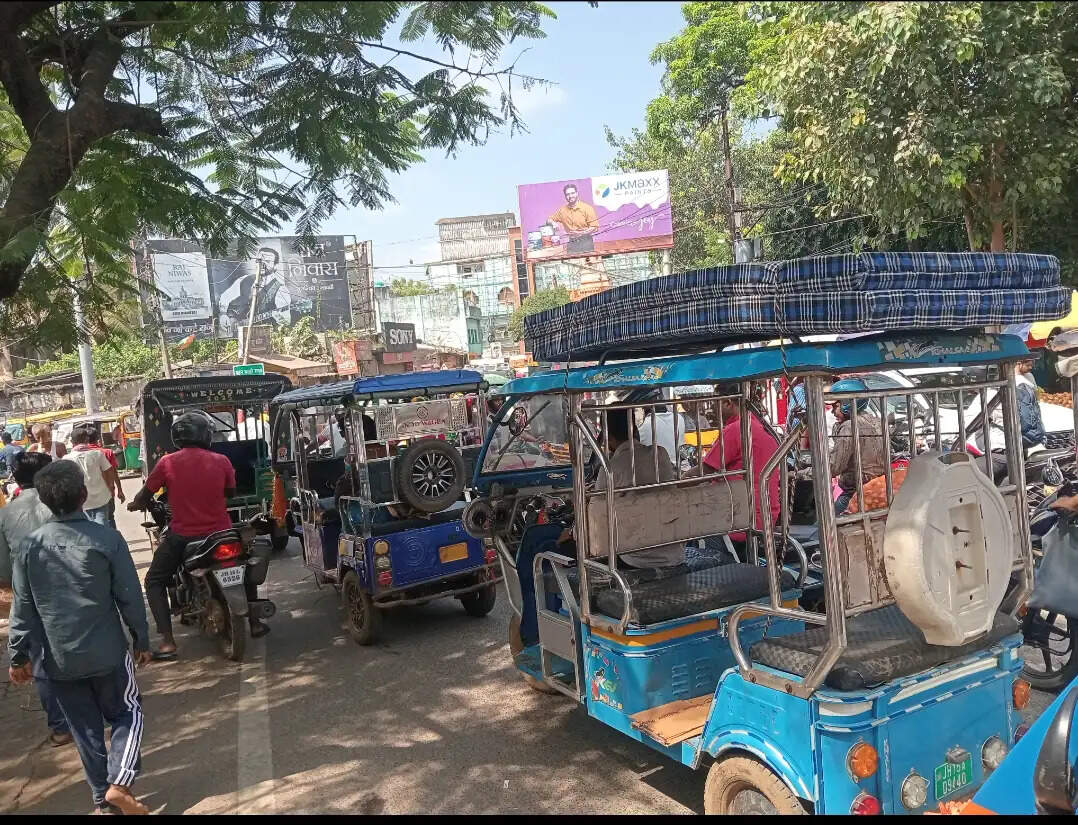 ई-रिक्शा-ऑटो चालकों की मनमानी से देवघर की यातायात व्यवस्था चरमराई : अजय कुमार
