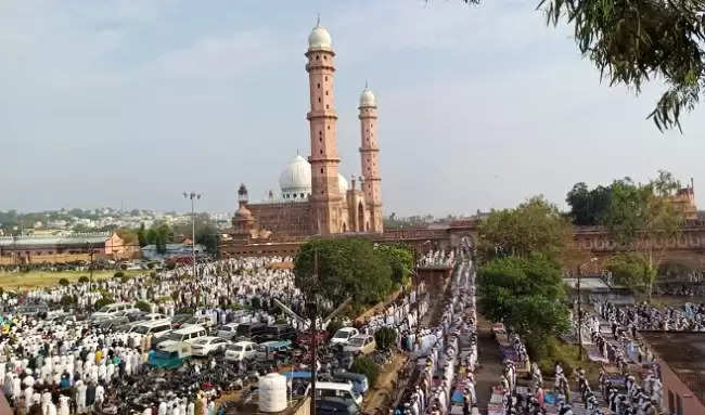 मप्र में धूमधाम से मनाया गया ईद का पर्व, मस्जिदों में हुई सामूहिक नमाज, मांगी अमन की दुआ