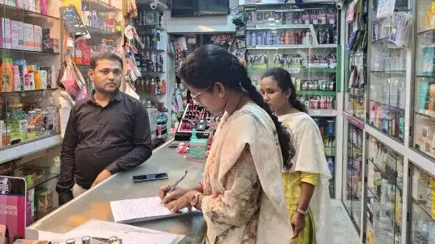 उत्पादों की गुणवत्ता और नियमों के पालन की जांच के लिए कॉस्मेटिक्स प्रतिष्ठानों व मेडिकल स्टोरों का निरीक्षण