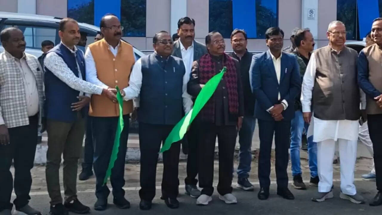 सूरजपुर: मंत्री रामविचार नेताम ने विद्यार्थियों की शैक्षणिक भ्रमण बस को हरी झंडी दिखाकर किया रवाना