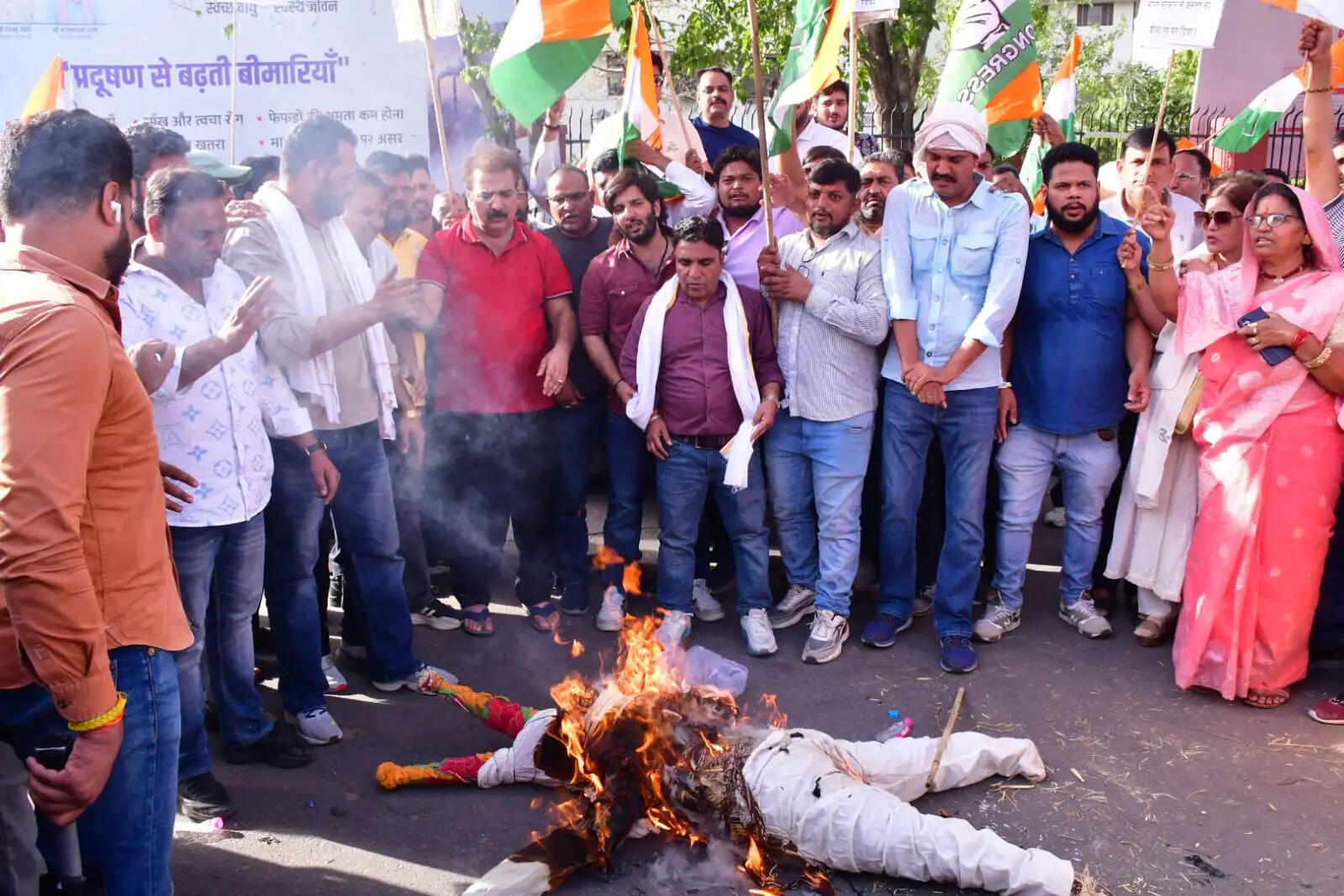 पेट्रोल-डीजल और गैस कीमतों के विरोध में कांग्रेस का प्रदर्शन