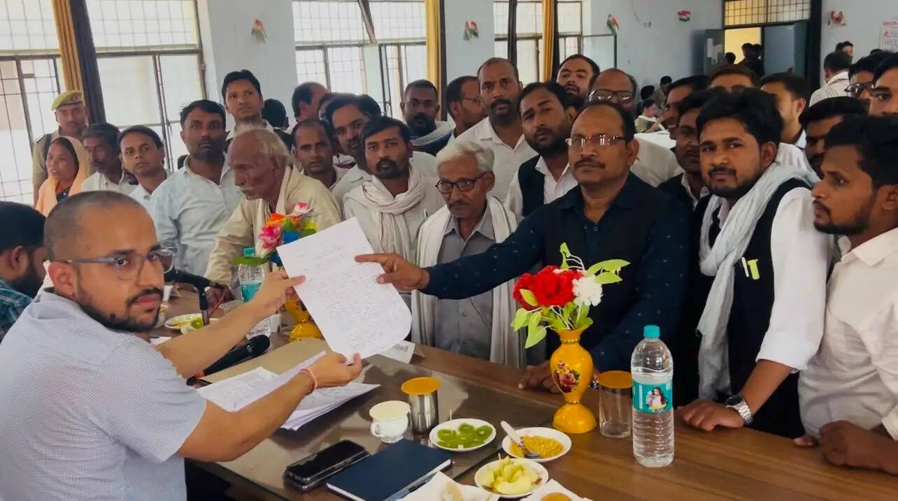 आबकारी विभाग की भूमि से चेम्बर हटाने पर अधिवक्ताओं में आक्रोश, जमीन देने की मांग