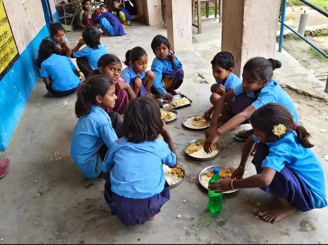 राघोपुर के स्कूल में जर्जर छत के नीचे पढ़ने को मजबूर बच्चे