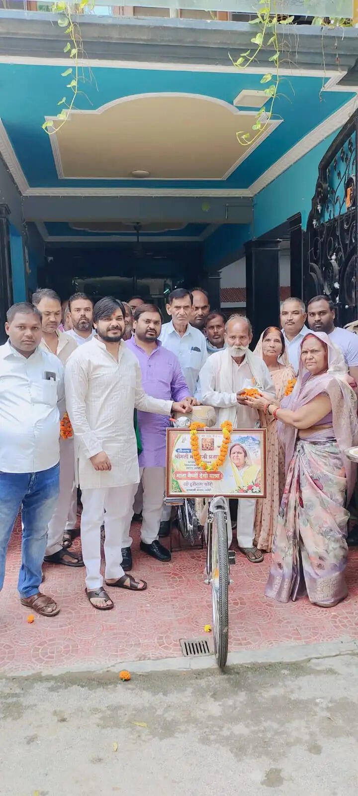 साइकिल से वैष्णो देवी धाम रवाना हुए हरिराम कोरी, विधायक ने भेंट की साइकिल