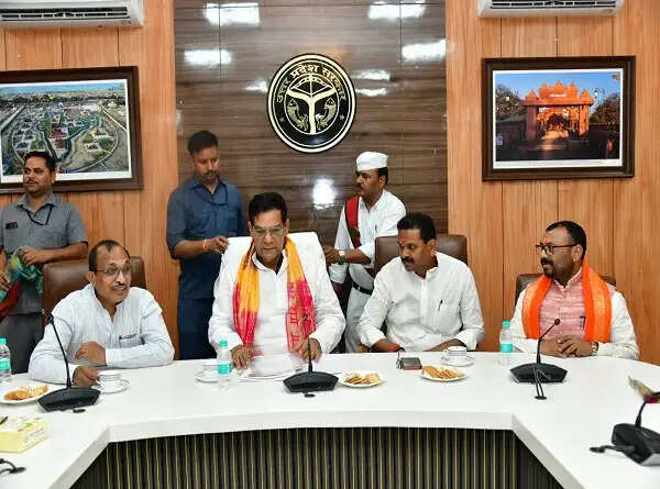 जनता को निर्बाध बिजली मिले और समयबद्ध विकास कार्य सुनिश्चित हों : एके शर्मा