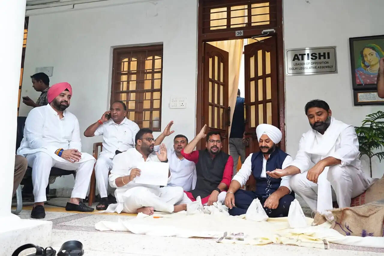 कथित चावल घोटाले पर आआपा का विधानसभा परिसर में प्रदर्शन