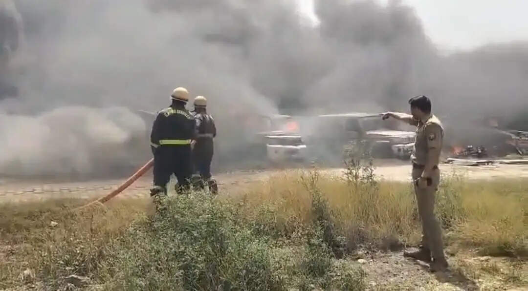 व्हीकल सेंटर परिसर में खड़ी स्क्रैप गाड़ियों में लगी आग, भारी नुकसान