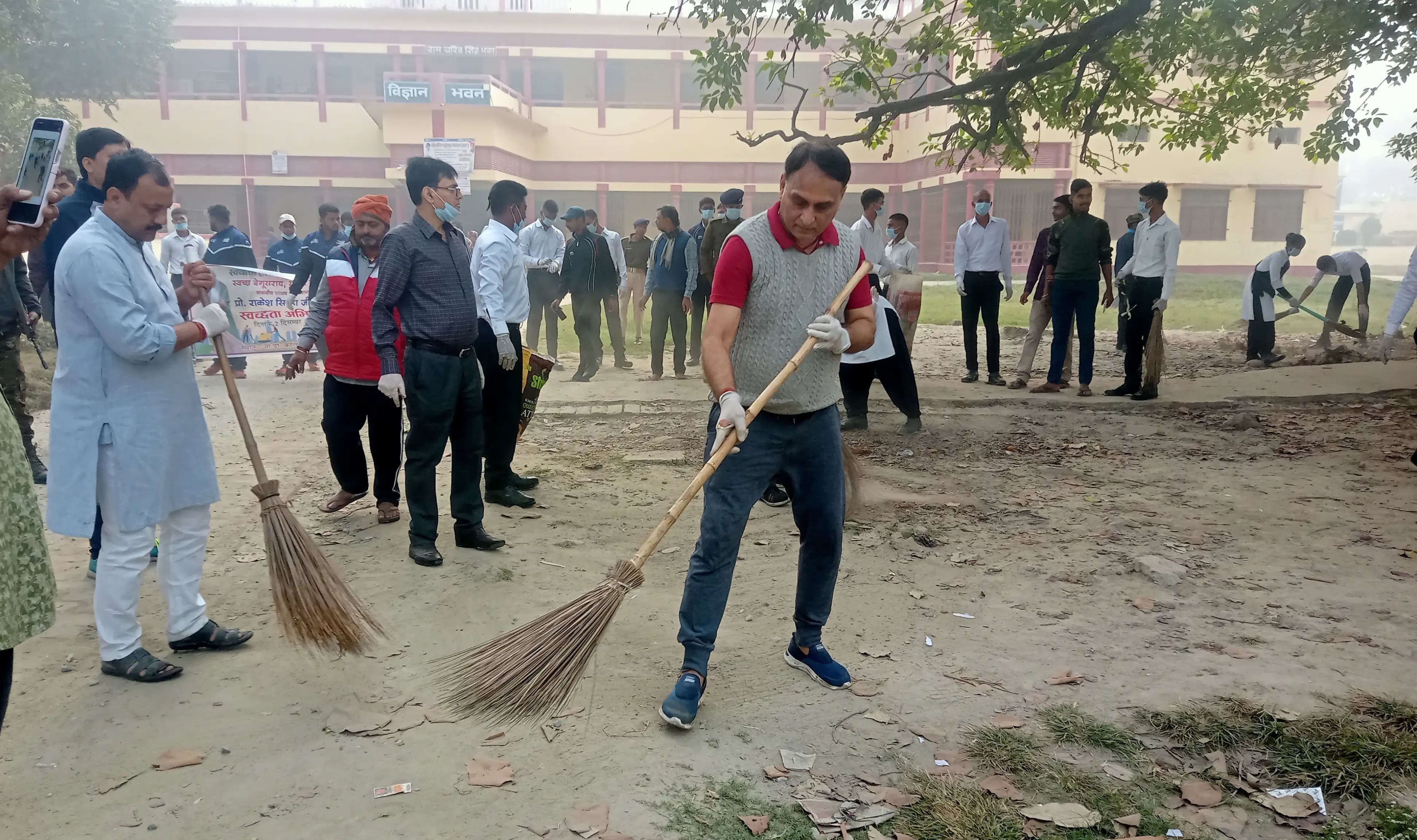 बेगूसराय में कचड़ा चुनते नजर आए सांसद राकेश सिन्हा