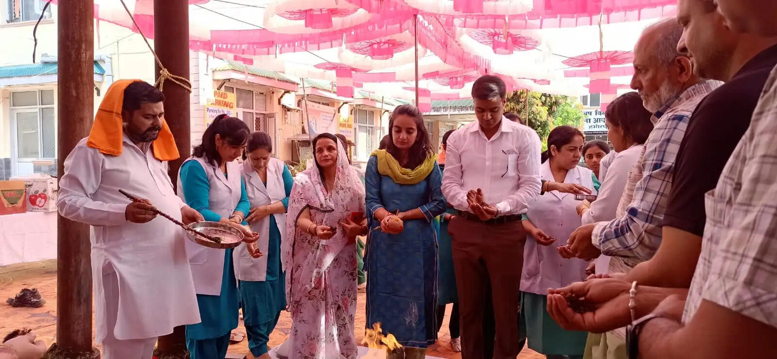आयुर्वेद दिवस पर लगाया स्वास्थ्य जांच और रक्तदान शिविर