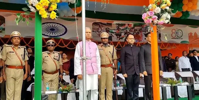 उप मुख्यमंत्री बिजेन्द्र प्रसाद यादव ने छपरा के राजेंद्र स्टेडियम में फहराया तिरंगा