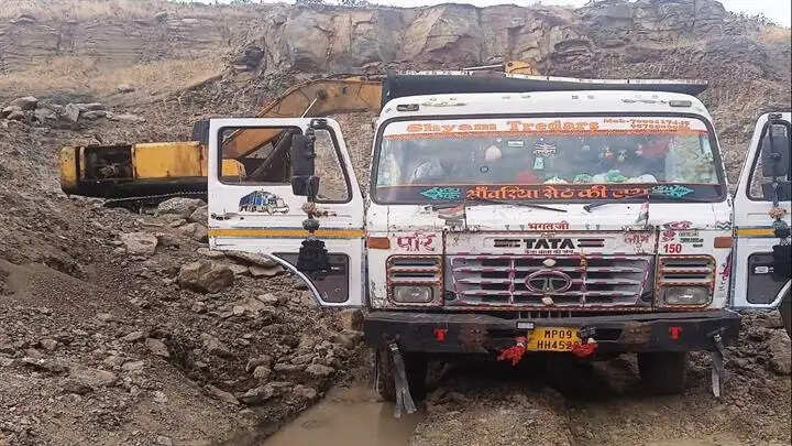 इंदौरः जिला प्रशासन की बड़ी कार्रवाई, अवैध खनन पर पोकलेन मशीन और डम्पर जब्त