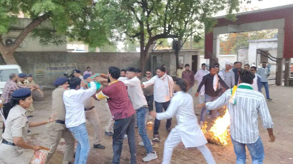 जैतपुरी मामले पर युवा कांग्रेस का प्रदर्शन, मुख्यमंत्री का पुतला फूंका