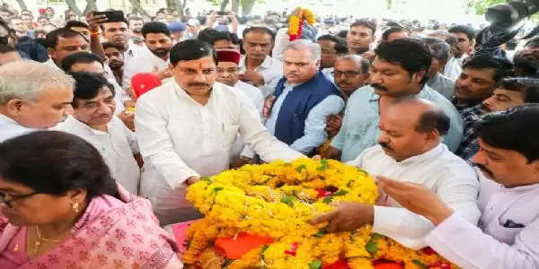 उज्जैनः पूर्व केंद्रीय मंत्री जटिया की पत्नी का अंतिम संस्कार, मुख्यमंत्री समेत कई मंत्री-विधायक हुए शामिल