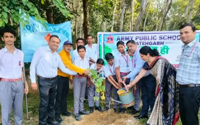 फर्रुखाबाद : आर्मी पब्लिक स्कूल में राष्ट्रपिता महात्मा गांधी की जयन्ती पर राेपे गये पाैधे