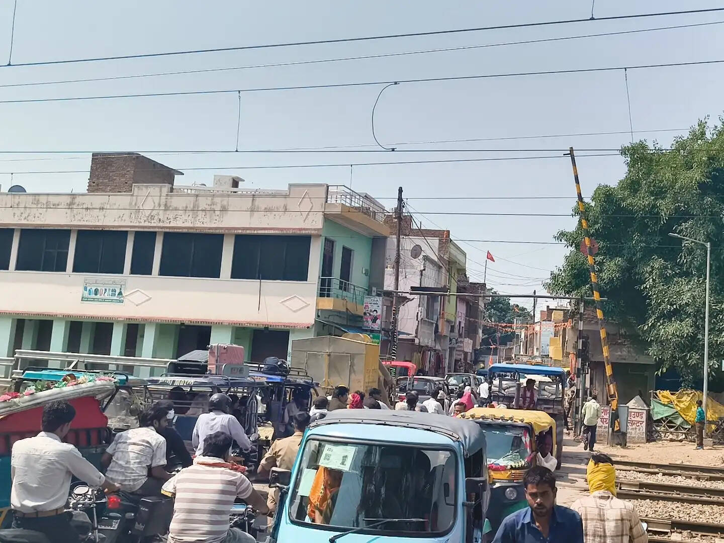 अछल्दा रेलवे फाटक पर लगा भीषण जाम, आउटर पर रुकी एक्सप्रेस ट्रेन